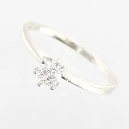 Ring med vit sten, stl: 18¾, bredd: 1,5-6,5mm, silver 925/1000 Vikt: 1,5 g