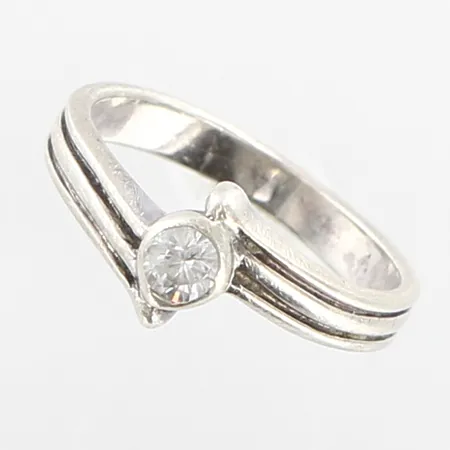 Ring med vit sten, stl: 17½, bredd: 3-8,5mm, silver 925/1000 Vikt: 3,3 g