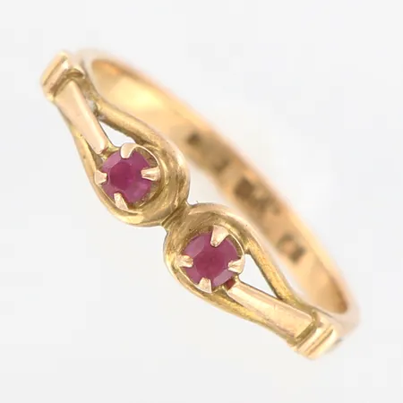 Ring med röda stenar, stl 16½, bredd 2-4mm, skev skena, 14K Vikt: 1,8 g