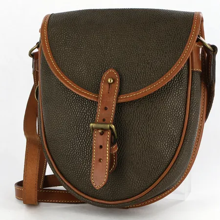 Axelremsväska Mulberry, brun/grönt präglat skinn med bruna skinndetaljer, beslag i gulfärgad metall, reglerbar axelrem, numrering: 851502. insida med rutigt tygfoder, etikettmärkt "MULBERRY MADE IN ENGLAND", ca 22x18x5 cm, inga tillbehör  Vikt: 0 g
