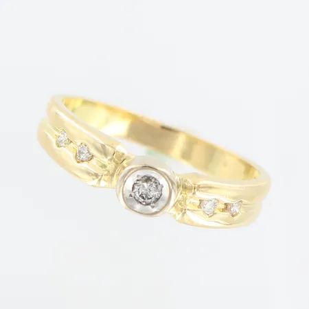 Ring med diamanter 5st 0,15ctv enligt gravyr, stl 18¼, bredd 2,5-4,5mm, Guldfynd, infattning i vitguld, 18K Vikt: 2,7 g