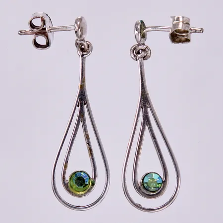 Ett par örhängen med färgade stenar, länga: ca 3,2cm, bredd: ca 10mm, 830/1000 silver  Vikt: 2,6 g