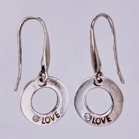 Ett par örhängen med vita stenar och text: Love, längd: ca 3,3cm, bredd: ca 15mm, 925/1000 silver  Vikt: 5,2 g