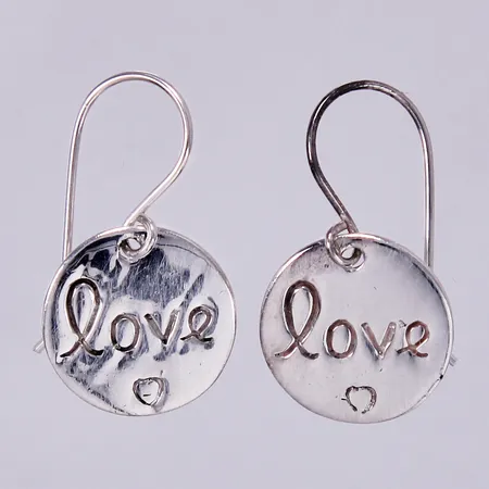 Ett par örhängen med text: Love, längd: ca 2,4cm, bredd: ca 13mm, 925/1000 silver  Vikt: 3 g
