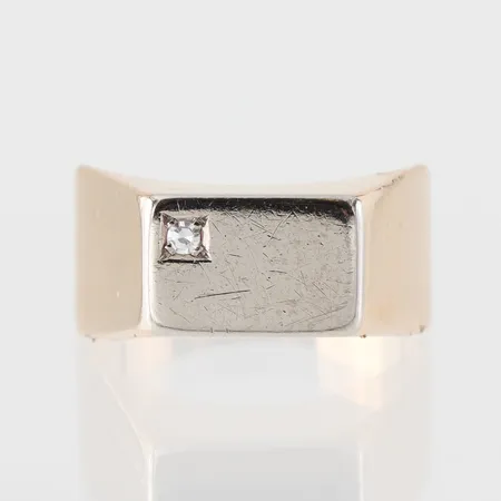 Ring med diamant ca 0,01ct, Örns Juvelatelje Göteborg 1966, stl 17mm, bredd 3,8-8,5mm, ojämn form, 18K Vikt: 3,7 g