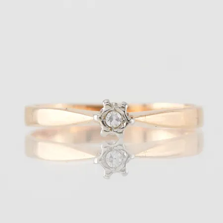 Ring med diamant ca 0,02ct, stl18 mm inte helt rund, bredd ca 2,2mm, 18k Vikt: 2 g