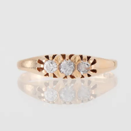 Ring med syntetiska spineller, stl 17mm, bredd 1,6-4,6mm, Guldvaruaktiebolaget G. Dahlgren & Co Ab Malmö 1950, 18k Vikt: 2,3 g