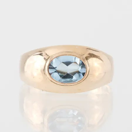 Ring med syntetisk spinell, stl inte helt rund ca 18mm, bredd 3,2-9,6mm,  Guldvaruhuset Aktiebolag Stockholm 1961, 18k Vikt: 2,6 g