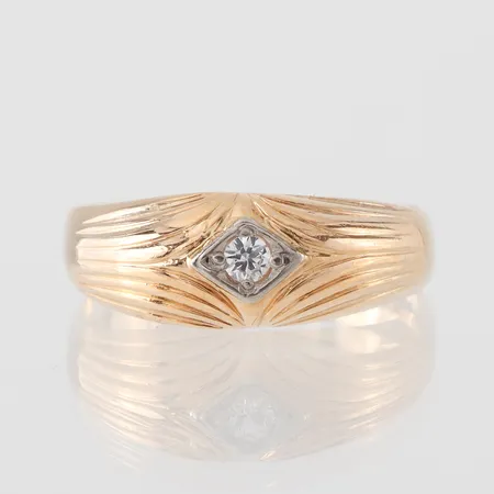 Ring med sten, stl 16½mm, bredd 2,9-6,5mm, 18k Vikt: 1,7 g