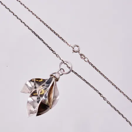Kedja med hänge, design Efva Attling, Little Magnolia, längd kedja: ca 70cm, bredd: ca 1,5mm, längd hänge: ca 5cm, 925/1000 silver  Vikt: 12,5 g
