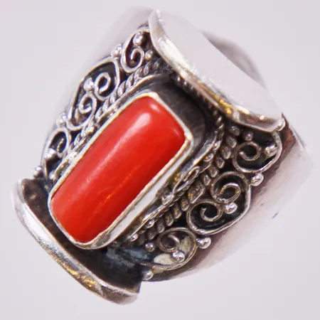 Ring med färgad sten, stl: 17¼, bredd: ca 4-20mm, 925/1000 silver  Vikt: 12 g