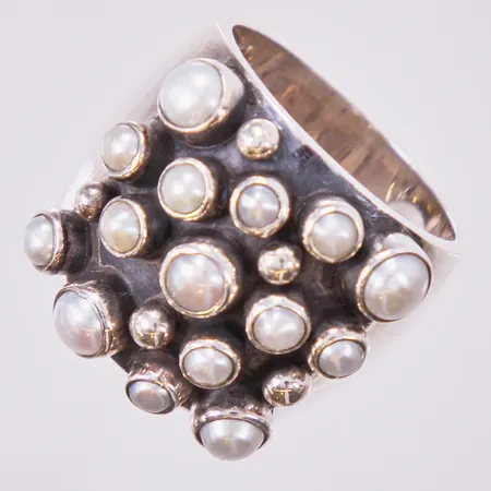 Ring med pärlor i plast, stl: 20, bredd: ca 10-21mm, 925/1000 silver  Vikt: 20,2 g