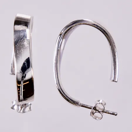 Ett par örhängen, längd: ca 2,2cm, bredd: ca 4mm, 925/1000 silver  Vikt: 4,1 g