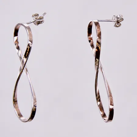 Ett par örhängen, längd: ca 4cm, bredd: ca 13mm, 925/1000 silver  Vikt: 3,6 g