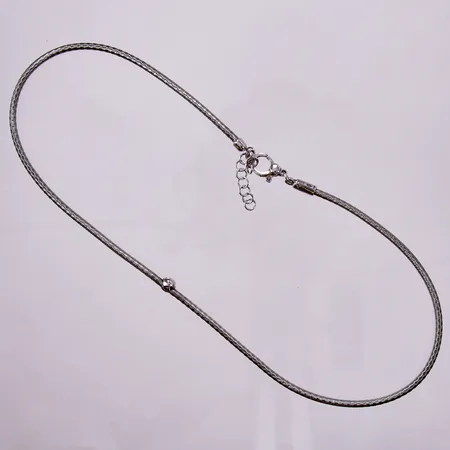 Collier med vit sten, längd: ca 42,5-46cm, bredd: ca 2-5mm, GHA, 925/1000 silver  Vikt: 11,6 g