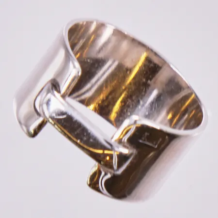 Ring, stl: ca 19, bredd: ca 11mm, 925/1000 silver  Vikt: 6,4 g