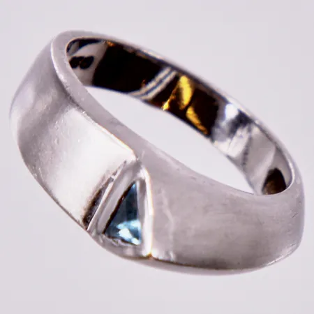 Ring med blå sten, stl: 16½, bredd: ca 3-7mm, 925/1000, silver Vikt: 4,4 g