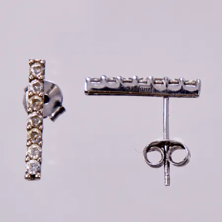 Ett par örhängen med vita stenar, längd ca 14mm, bredd ca 2mm, silver Vikt: 1 g