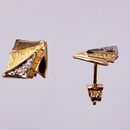Ett par örhängen med diamanter ca 2x0,01ct, längd: ca 1cm, bredd: ca 10mm, otydliga stämplar, 18K Vikt: 2,1 g