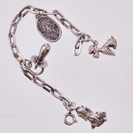 Armband bredd ca 4mm, med 4 berlocker, längd ca 13,5cm, (OBS kort länk) silver Vikt: 14,5 g