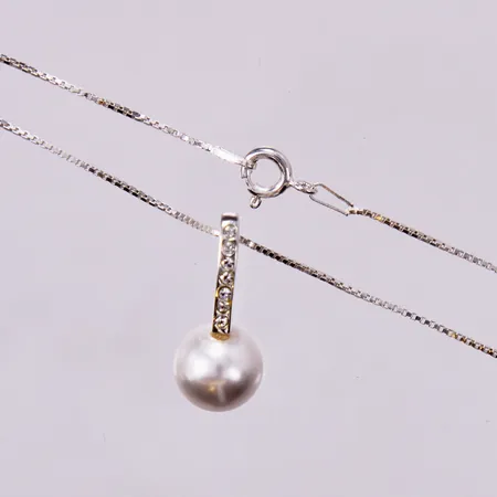 Kedja Venezia med hänge med vita stenar och pärla i plast, längd kedja: ca 42cm, bredd: ca 1mm, längd hänge: ca 2,1cm, bredd: ca 2-9mm, 925/1000 silver  Vikt: 2,7 g