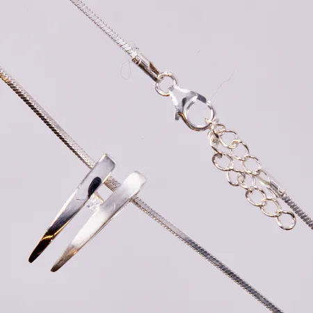 Kedja med hänge med vit sten, längd kedja: ca 42-44,5cm, bredd: ca 1mm, längd hänge: ca 2cm, bredd: ca 7mm, GHA, 925/1000 silver  Vikt: 6,3 g