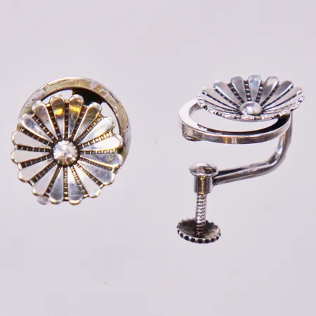 Ett par örhängen, Ø 12mm, med skruv, svenska importstämplar, 830/1000 silver Vikt: 3,9 g