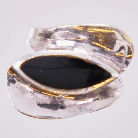 Ring med svart sten, stl: 18¼, bredd: ca 3-20mm, 925/1000 silver  Vikt: 6,4 g
