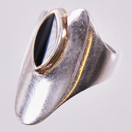 Ring med svart sten, stl: 16¾, bredd: ca 4-29mm, 925/1000 silver  Vikt: 9,1 g