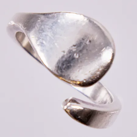 Ring, Tears Ring, Efva Attling, stl: 16¼, bredd: ca 3-13mm, 925/1000 silver  Vikt: 4,8 g