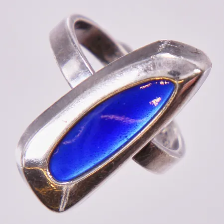 Ring med emalj, stl: 17 ¼, plattan a 22x9mm,  Hedbergs Guld- & Boetttverkstad 1960, G.V.H, Sterling silver Vikt: 3,6 g