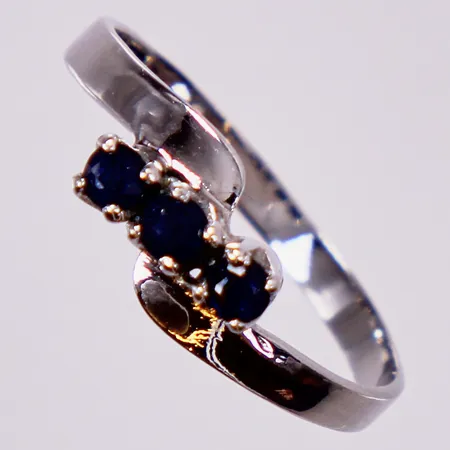 Ring med svarta stenar, stl: 15¾, bredd: ca 1mm, 830/1000, silver, vikt: 1g Vikt: 1 g