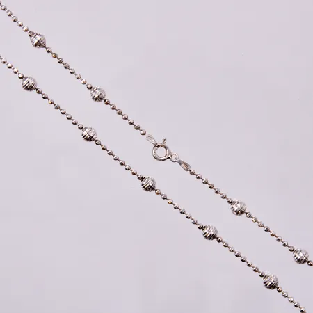 Kedja längd ca 40cm, bredd ca 2-4mm, silver Vikt: 7 g