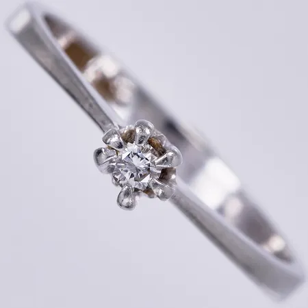 Ring med diamant ca 1x0,05ct, stl: ca 17, bredd: 3-4mm, en klo är sned, vitguld, 18K  Vikt: 2,1 g