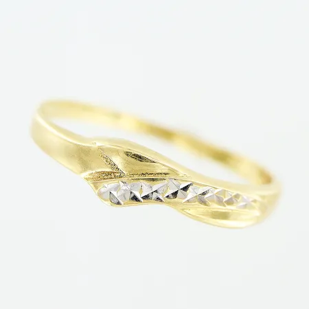 Ring, stl 18¼, bredd 1,5-4mm, vit/gulguld, 18K.  Vikt: 1,5 g