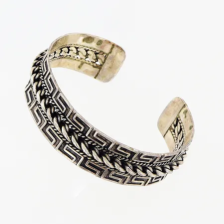 Stelt armband, flätad dekor samt meanderbård, Ø56mm, öppen modell, bredd 16mm, skevt/bucklor, silver 935/1000. Vikt: 27,3 g