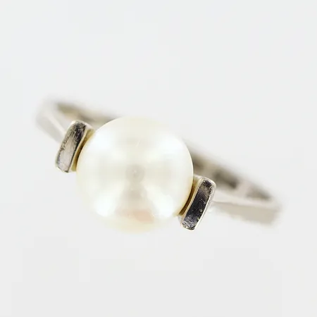 Ring, odlad saltvattenspärla, stl 16¼, bredd 2,5-7mm, vitguld, 18K Vikt: 3,3 g