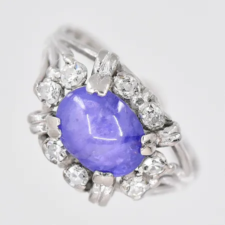Ring vitguld, diamanter ca 8x0,04ct, nagg lila sten, stl 18¼, bredd ovandel 11,5mm, 18K Vikt: 4,4 g