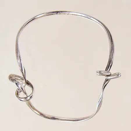 Armband, Georg Jensen, Vivianna Torun Bülow-Hübe, Forget me Knot, öppningsbart, ca Ø62mm, bredd 1,7-14mm, silver 925/1000. FINNS FÖR VISNING PÅ PANTBANKEN ÖSTERMALM Vikt: 11,3 g