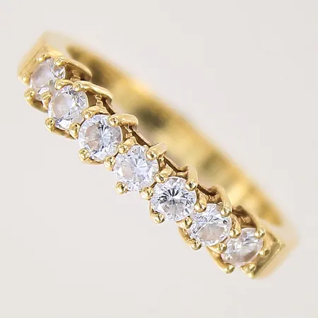 Ring med vita stenar, stl: 17½, bredd: 2,3-3,9mm, 18K  Vikt: 3,5 g