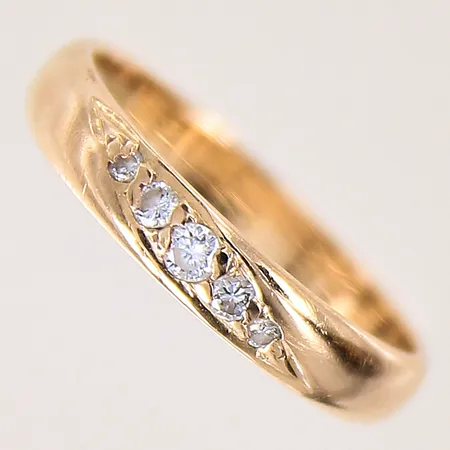 Ring med diamanter totalt 0,09ctv TW-VS enligt gravyr, stl: 16, bredd: 3,5mm, 18K  Vikt: 2,5 g