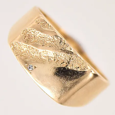 Ring med en diamant 1xca0,005ct, stl: 19¾, bredd: 2,8-9,5mm, skev, 18K  Vikt: 5,5 g