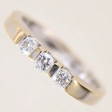 Ring med briljantslipade diamanter 3xca0,05ct, stl: 17½, bredd: 2,7mm, vitguld 18K  Vikt: 4,7 g