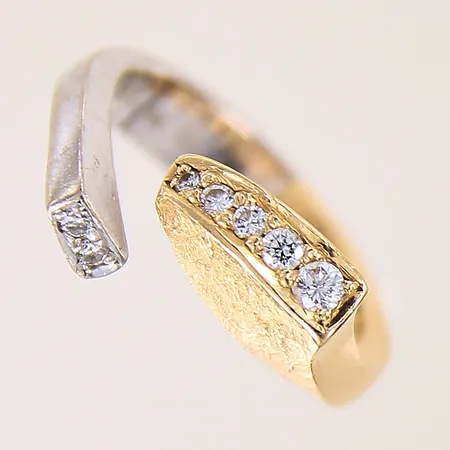 Ring tvåfärgad med diamanter 1xca0,05ct + 1x0,03ct + 5xca0,01ct, stl: 17, bredd: 4,7-3mm, 18K  Vikt: 7,2 g
