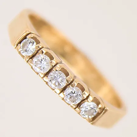 Ring med diamanter 5 x ca 0,05ct, stl 16¾, bredd 3mm, BÖS, gravyr, 18K  Vikt: 4 g