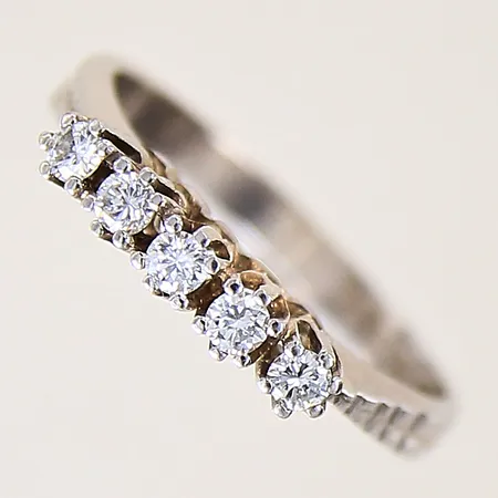 Ring med diamanter 5 x ca 0,05ct, stl 17½, bredd 2,5-3,0mm, vitguld, 18K Vikt: 3,3 g
