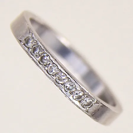 Ring med diamanter 8 x ca 0,01ct, stl17, bredd 2,7mm, repig, vitguld, 18K Vikt: 3,3 g