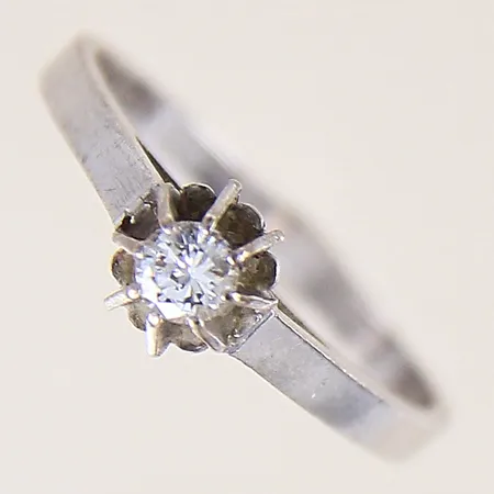 Ring med diamant ca0,14ct, stl 17¼, bredd 1,9-5,6mm, repig,  vitguld, ÖRN, 18K Vikt: 2,5 g