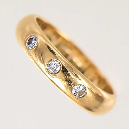 Ring med diamanter 3 x ca 0,03ct, stl16¾, bredd 4mm, gravyr, 18K Vikt: 4,6 g