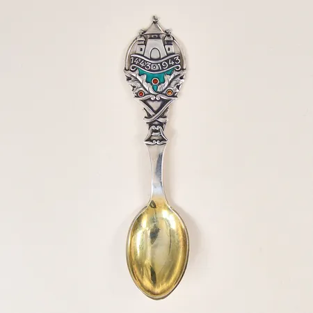Sked med röd och grön emalj, längd 16cm, delvis förgylld, skadad emalj, silver 925/1000.  Vikt: 40,4 g